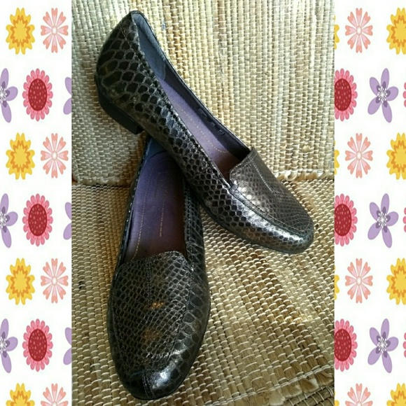 CLARKS ARTISAN SNAKE PRINT COMFORT LOAFERS - Picture 5 of 6